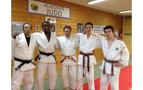 Passage de grade. Jérémy 4e dan. Kader a son kata de 4e, Léo et THomas celui de 1er dan.